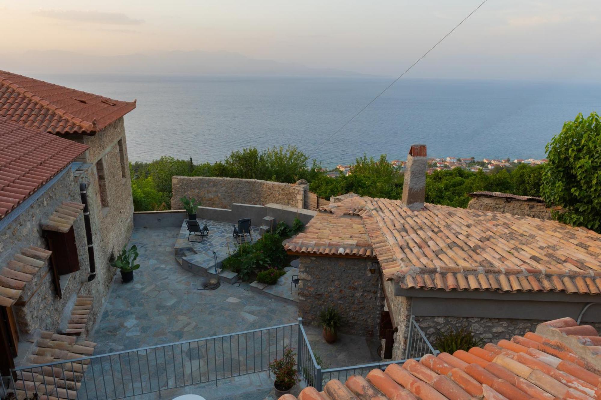 Апартаменти Fteri Stone House In Platanos, Akrata Екстер'єр фото